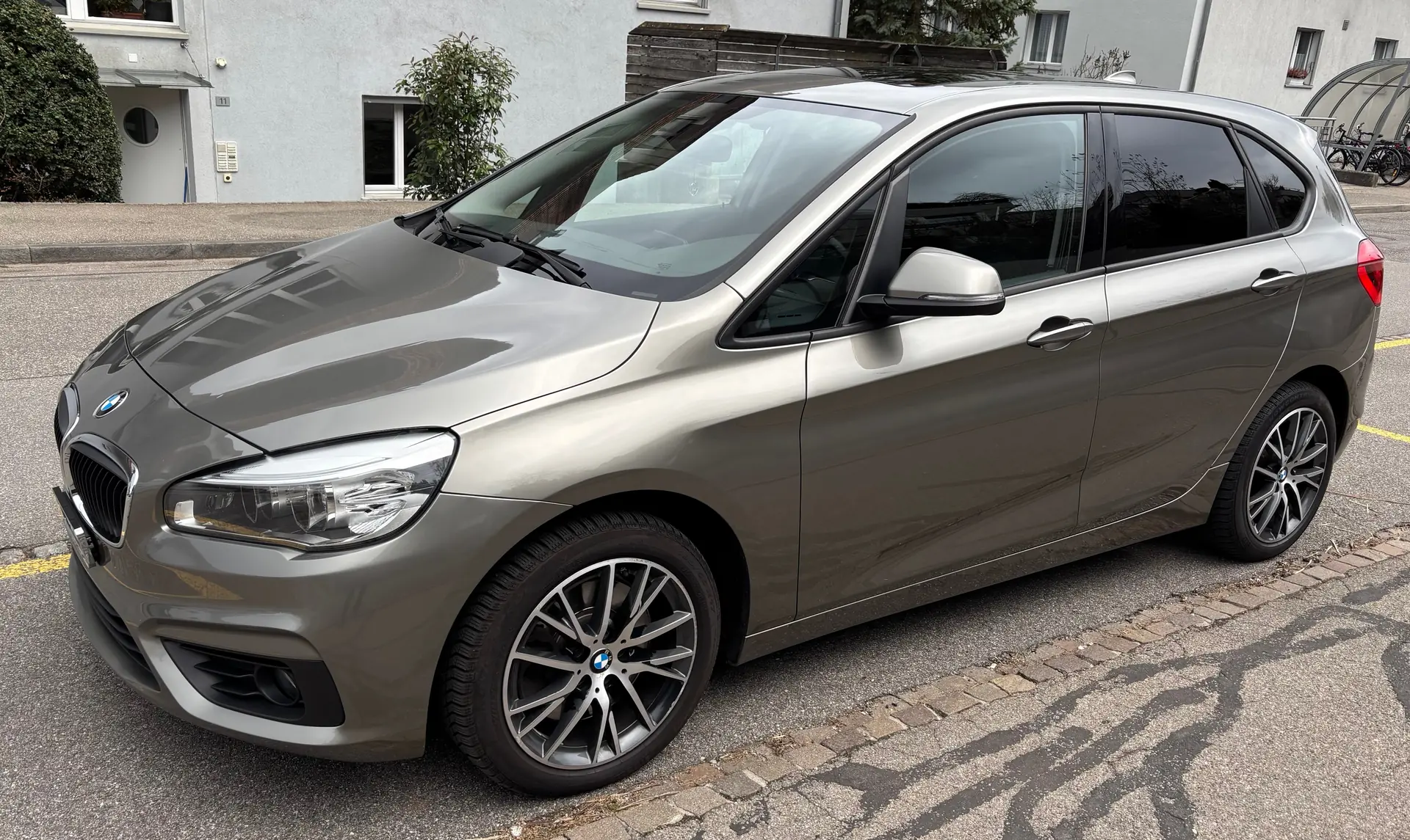 BMW 225 Active Tourer xDrive — Monospace premium, traction intégrale et panorama — vue extérieure