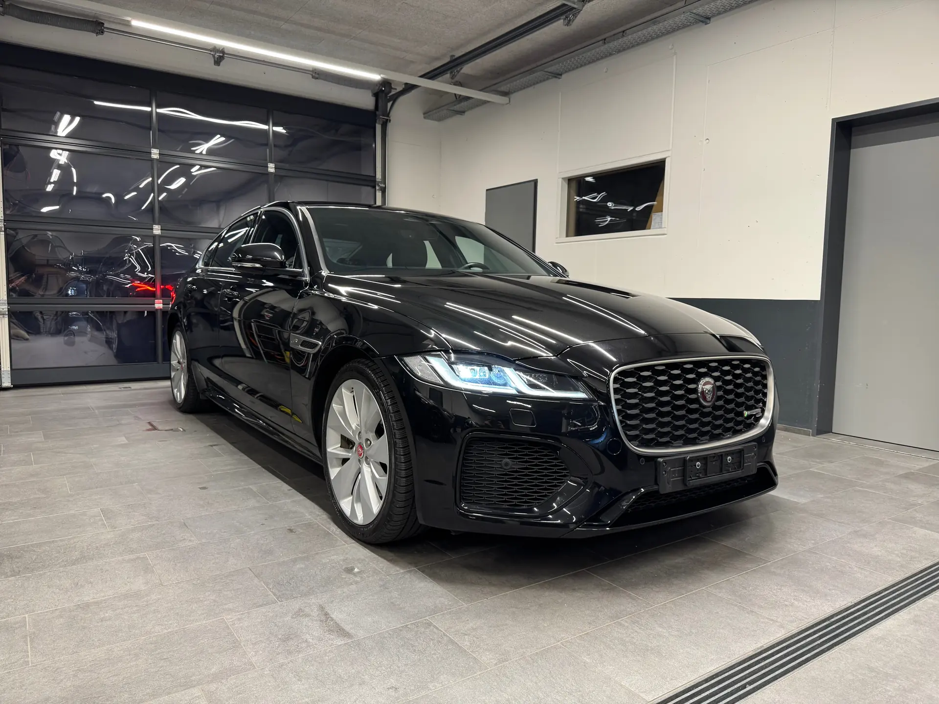 Jaguar XF P250 — Élégance britannique, motorisation moderne et garantie constructeur — Außenansicht