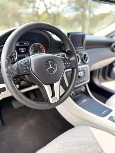 Mercedes-Benz GLA 200 CDI 4Matic — SUV compact diesel, faible kilométrage et entretien complet — Miniatur 8