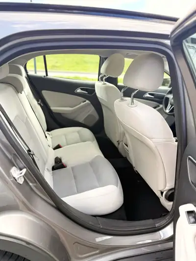 Mercedes-Benz GLA 200 CDI 4Matic — SUV compact diesel, faible kilométrage et entretien complet — Miniatur 9