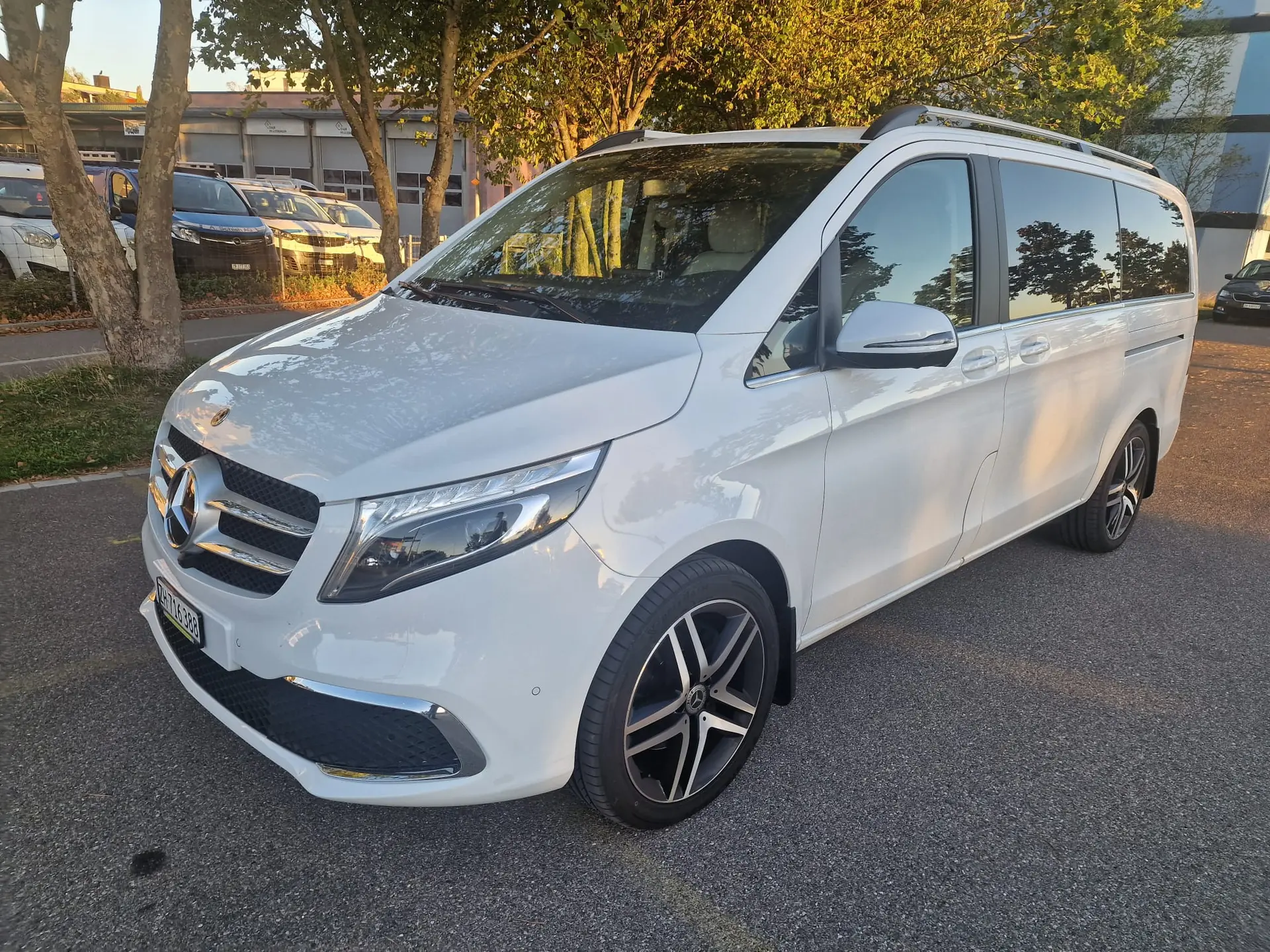 Mercedes-Benz V 220 d Lang 4Matic — Monospace premium 7 places, diesel économe et sécurisé — vue extérieure
