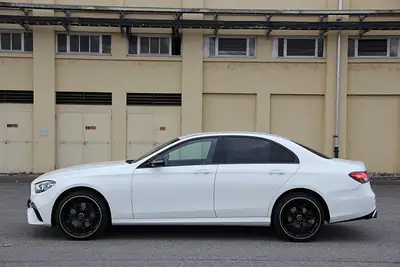 Mercedes-Benz E 220 d AMG Line 4Matic — Diesel performant, sécurité maximale, révision complète — Seitenansicht