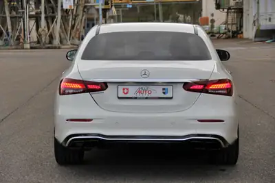 Mercedes-Benz E 220 d AMG Line 4Matic — Diesel performant, sécurité maximale, révision complète — Innenraum