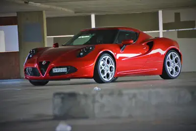 Alfa Romeo 4C 1750 TBi TCT — Coupé sportif légendaire, 66 700 km, rouge éclatant — arrière