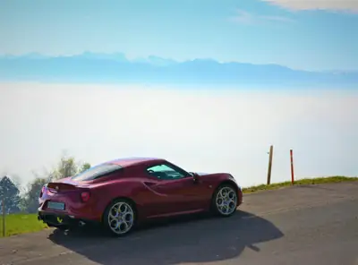 Alfa Romeo 4C 1750 TBi TCT — Coupé sportif légendaire, 66 700 km, rouge éclatant — côté