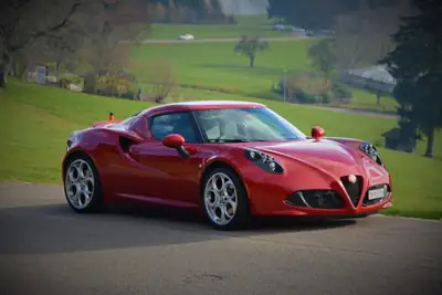 Alfa Romeo 4C 1750 TBi TCT — Coupé sportif légendaire, 66 700 km, rouge éclatant — vue extérieure