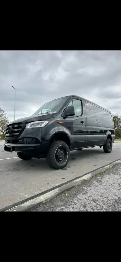 Mercedes-Benz Sprinter 319 CDI 4×4 — Utilitaire premium 190 ch, transmission automatique 9G-TRONIC — vue extérieure