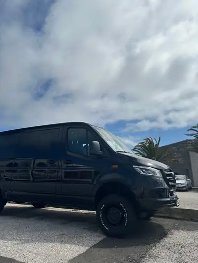 Mercedes-Benz Sprinter 319 CDI 4×4 — Utilitaire premium 190 ch, transmission automatique 9G-TRONIC — côté