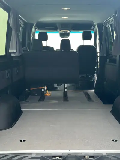 Mercedes-Benz Sprinter 319 CDI 4×4 — Utilitaire premium 190 ch, transmission automatique 9G-TRONIC — Miniature 8