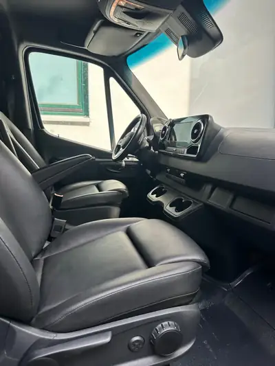 Mercedes-Benz Sprinter 319 CDI 4×4 — Utilitaire premium 190 ch, transmission automatique 9G-TRONIC — Miniature 13