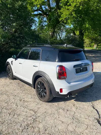 MINI Countryman Cooper S ALL4 — SUV compact sportif, 4x4 intégral et 192 ch — side view