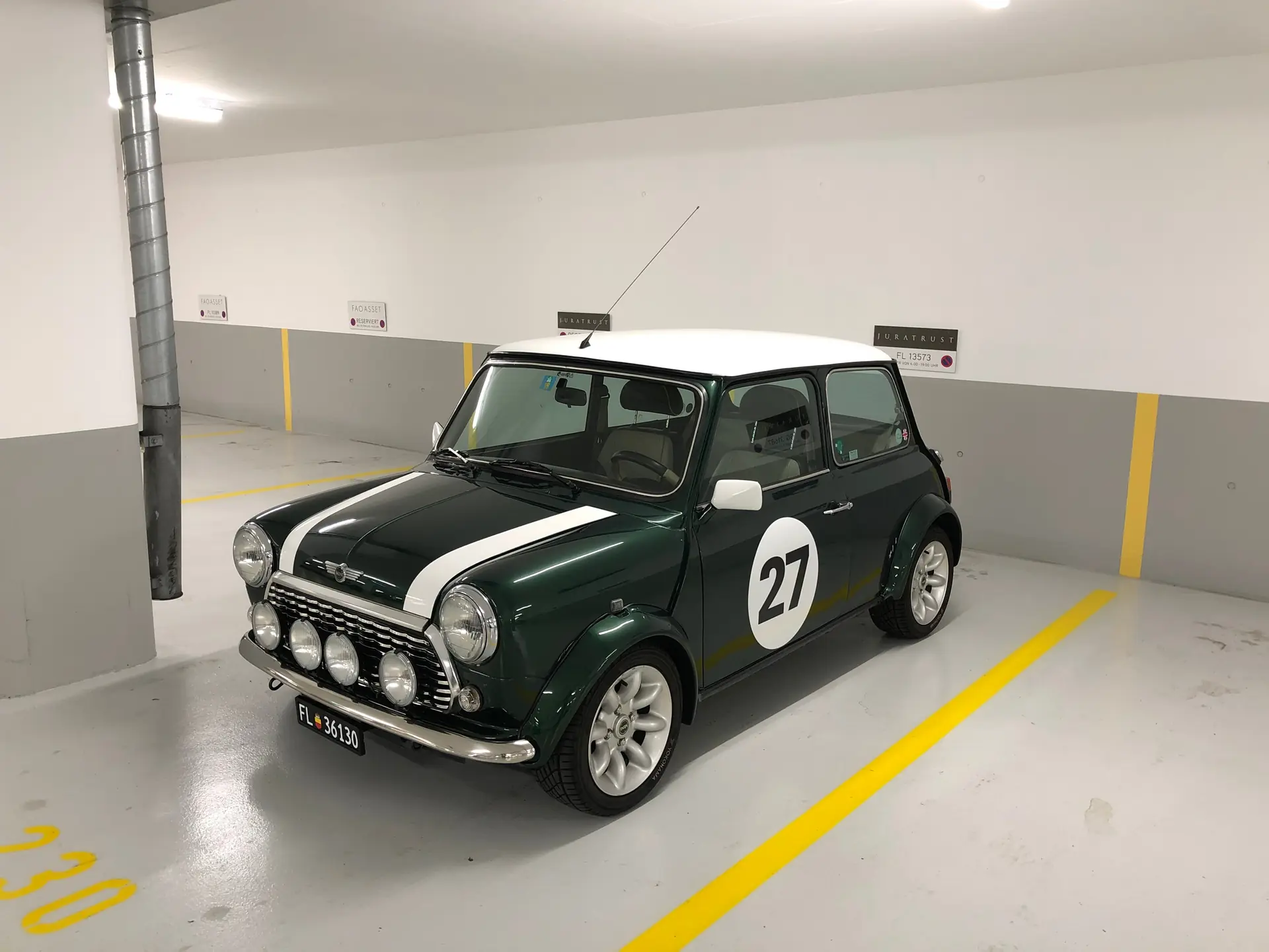MINI Cooper 1.3i — Classique britannique 1998, British Racing Green, rare et authentique — vista esterna
