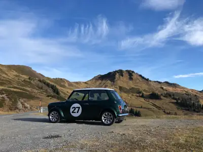 MINI Cooper 1.3i — Classique britannique 1998, British Racing Green, rare et authentique — vista posteriore