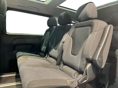Mercedes-Benz V 250d — Monospace premium 7 places, toit panoramique et Distronic — dashboard