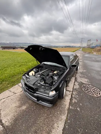 BMW 320i — Berline de prestige 1997, moteur 2.0L fiable et économe — fianco