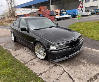 BMW 320i — Berline de prestige 1997, moteur 2.0L fiable et économe — vista esterna