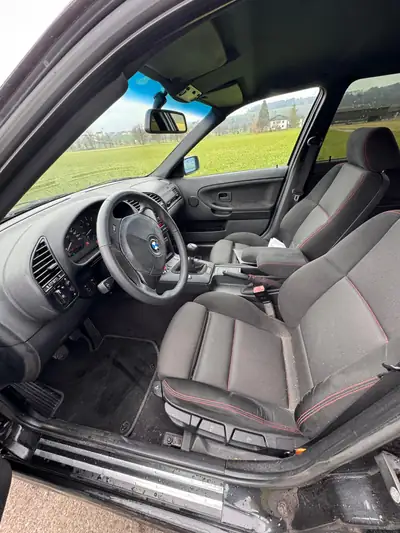 BMW 320i — Berline de prestige 1997, moteur 2.0L fiable et économe — vista posteriore