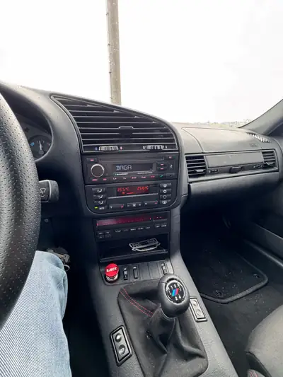 BMW 320i — Berline de prestige 1997, moteur 2.0L fiable et économe — interni