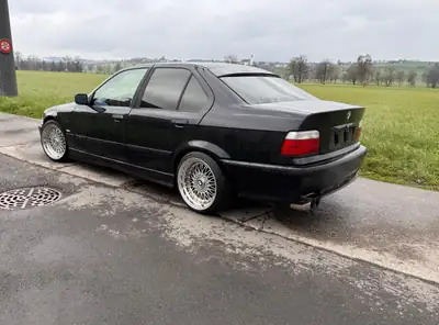BMW 320i — Berline de prestige 1997, moteur 2.0L fiable et économe — Miniatura 10
