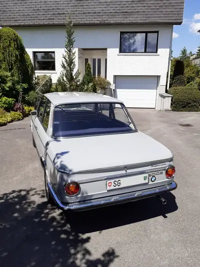 BMW 2002 — Un classique des années 70 au charme intemporel — Seitenansicht