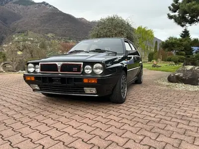 Lancia Delta HF Integrale ABS 1990 — Légende des rallyes, homologuée collection 2026 — vue extérieure