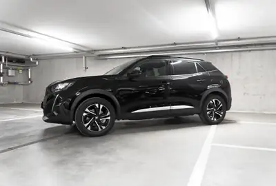 Peugeot 2008 e-Allure Pack — SUV électrique 136 ch, 28 490 km seulement — côté