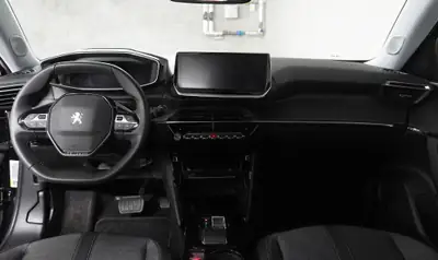 Peugeot 2008 e-Allure Pack — SUV électrique 136 ch, 28 490 km seulement — intérieur