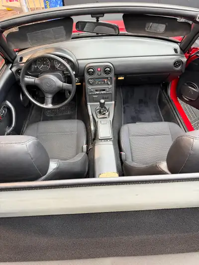 Mazda MX-5 1.8i-16 1995 — Roadster légendaire en état de collection, kilométrage préservé — Thumbnail 9