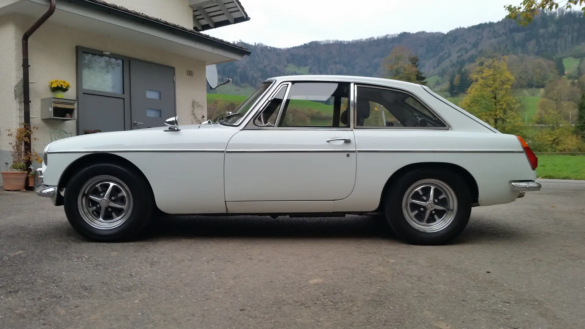 MG MGB GT 1973 — Coupé britannique classique, moteur 1.8L, histoire garantie — vista esterna