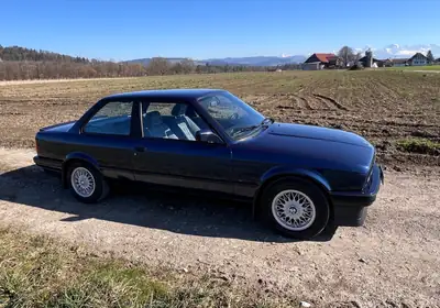 BMW 318iS 1991 — Coupé sportif classique, 2 portes authentique — fianco