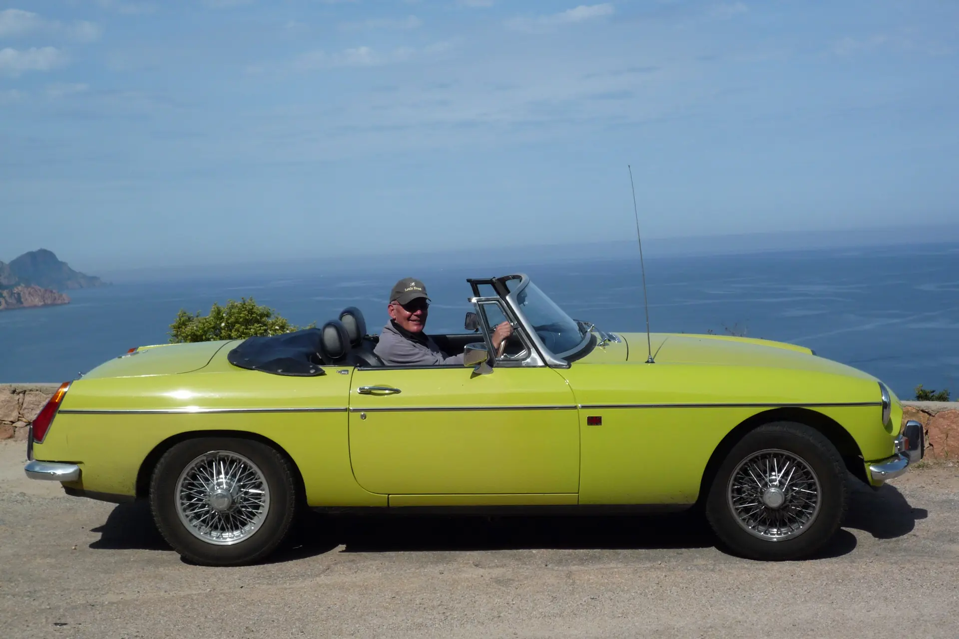 MG MGB Cabriolet 1974 — Classique britannique jaune, moteur 1800 cc authentique — vista esterna