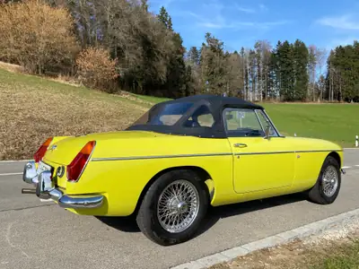 MG MGB Cabriolet 1974 — Classique britannique jaune, moteur 1800 cc authentique — fianco