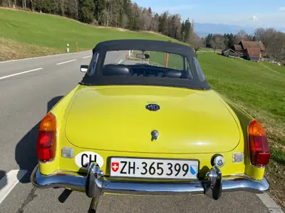 MG MGB Cabriolet 1974 — Classique britannique jaune, moteur 1800 cc authentique — vista posteriore