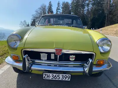 MG MGB Cabriolet 1974 — Classique britannique jaune, moteur 1800 cc authentique — interni