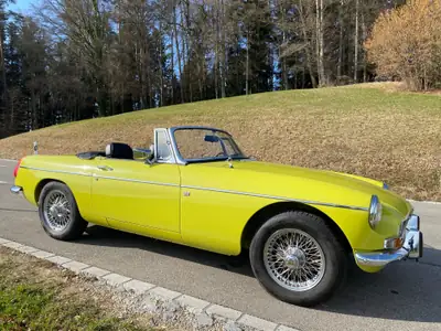 MG MGB Cabriolet 1974 — Classique britannique jaune, moteur 1800 cc authentique — cruscotto