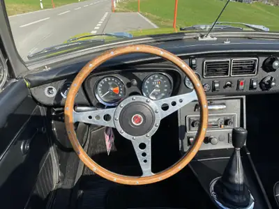 MG MGB Cabriolet 1974 — Classique britannique jaune, moteur 1800 cc authentique — Miniatura 11