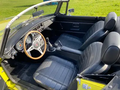 MG MGB Cabriolet 1974 — Classique britannique jaune, moteur 1800 cc authentique — Miniatura 12