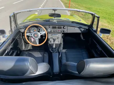 MG MGB Cabriolet 1974 — Classique britannique jaune, moteur 1800 cc authentique — Miniatura 10