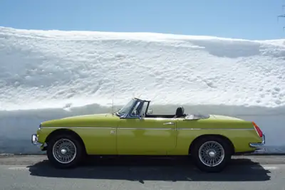 MG MGB Cabriolet 1974 — Classique britannique jaune, moteur 1800 cc authentique — Miniatura 16