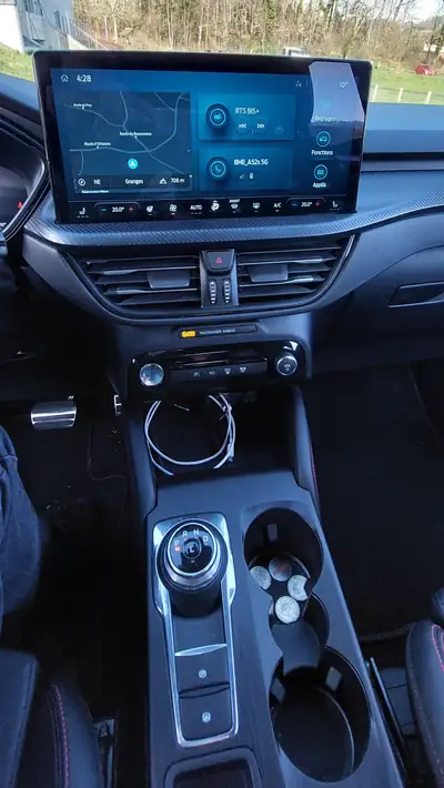 Ford Kuga 2.5 FHEV ST-Line X 4WD — SUV hybride essence, seulement 16'000 km — Thumbnail 10