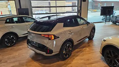 Kia Sportage 1.6T-GDi PHEV GT-Line 4x4 — Hybride rechargeable performant, ultra-faible kilométrage — Thumbnail 10