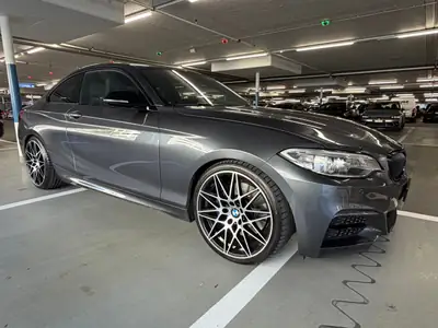 BMW M235i — Coupé sportif haute performance, état impeccable et légèrement abaissé — côté