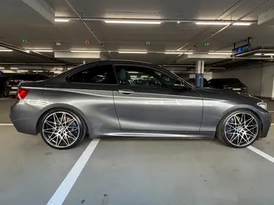 BMW M235i — Coupé sportif haute performance, état impeccable et légèrement abaissé — arrière