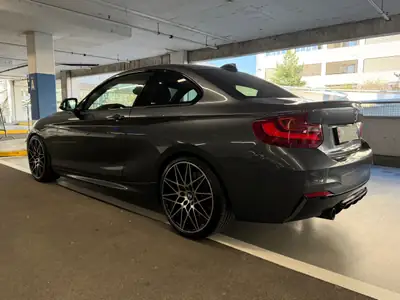 BMW M235i — Coupé sportif haute performance, état impeccable et légèrement abaissé — détail