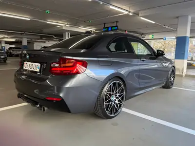 BMW M235i — Coupé sportif haute performance, état impeccable et légèrement abaissé — intérieur