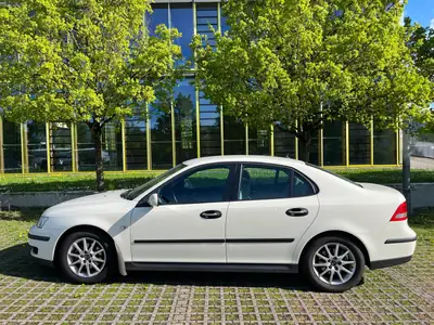 SAAB 9-3 2.0T Linear — Berline élégante des années 2000, moteur turbo performant — vista posteriore