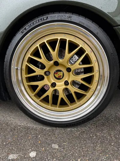 Porsche 911 Targa 1997 — Roadster iconique vert British Racing, châssis neuf — côté