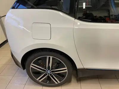 BMW i3s (94Ah) Range Extender — Électrique avec moteur thermique de secours, design urbain primé — side view