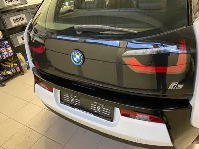 BMW i3s (94Ah) Range Extender — Électrique avec moteur thermique de secours, design urbain primé — rear view