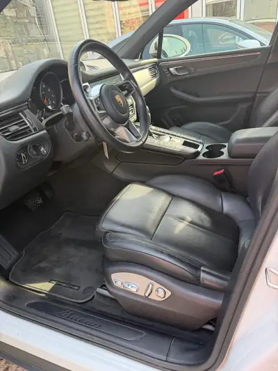 Porsche Macan PDK 245 ch — SUV sportif avec toit panoramique et finition premium — Innenraum